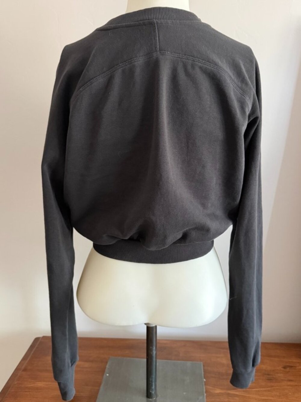 Gym Shark Women's Cropped Sweatshirt Small Black With Embroiderd Logo - Picture 3 of 5
